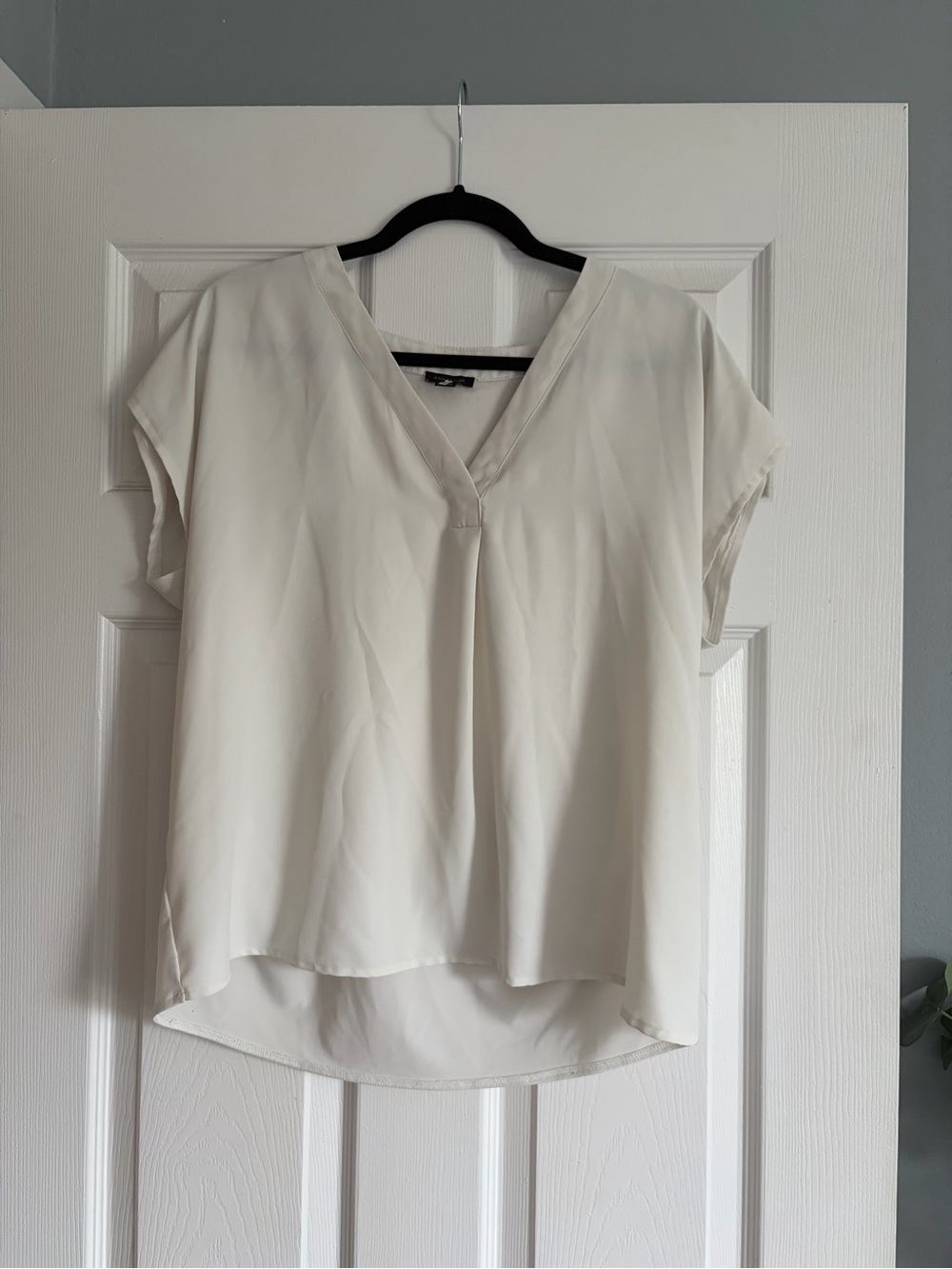 Ann Taylor V-Neck Short Sleeve Blouse in Cream